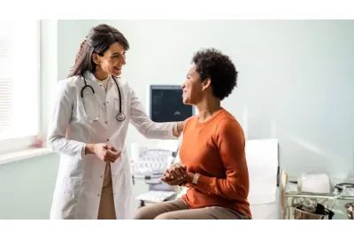 Image d'un médecin utilisant un appareil medical