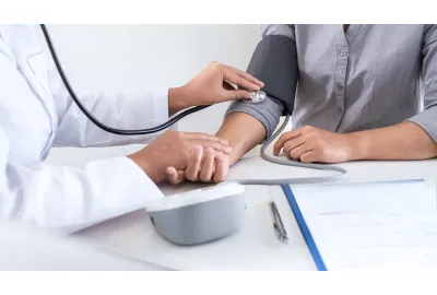 soignant utilisant un tensiomètre 