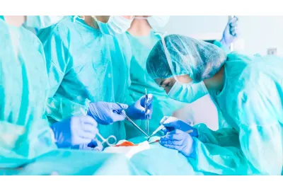 Image d'un chirugien avec un scalpel
