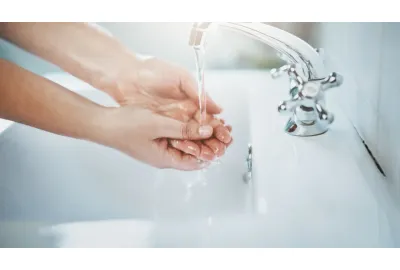 Professionnels de santé qui ce lave les mains