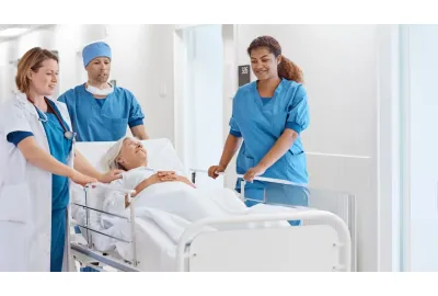 Chirurgiens poussant le patient aîné sur le brancard