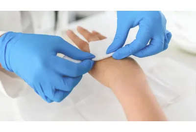 Image d'un medecin mettant une compresses medical
