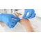 Image d'un medecin mettant une compresses medical